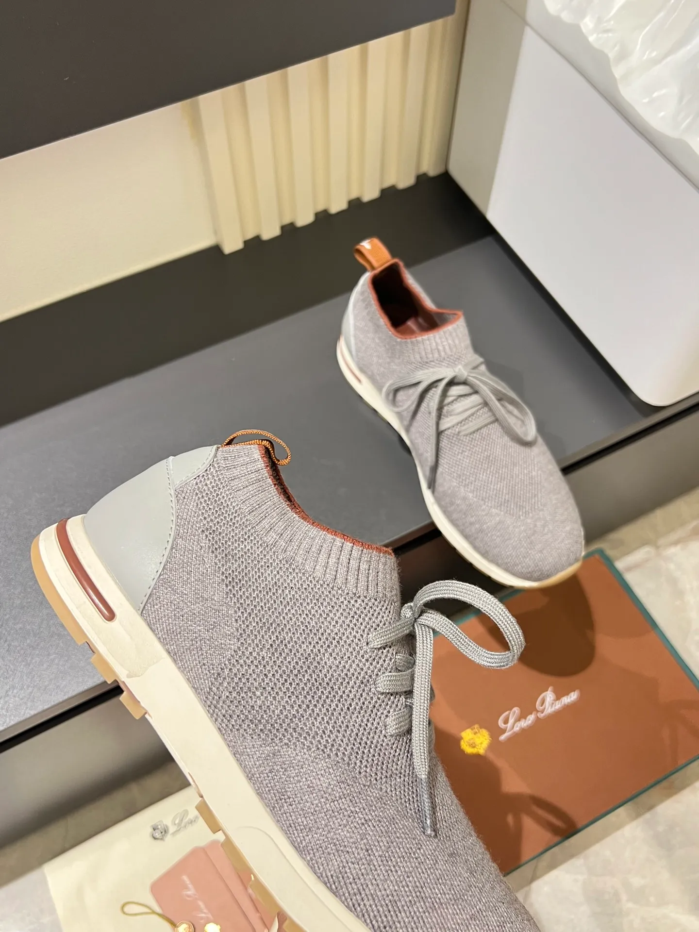 Men's Men's Shoes 💰p380 Loro Men's Shoes 💰piana/Noyo Piana 360 L Men's Shoes 💰p Flexy Walk Men's Sports Shoes These sports shoes are made of knitted wool uppers, and the heel is wrapped in smooth calf leather. Merino sheep are selected from Australia and New Zealand. The upper is machine-woven like a sweater, and then equipped with a white rubber outsole and a Kummel-colored sole. It is both beautiful and non-slip. The fabric is 100% cashmere and the insole is calf leather. It is super comfortable on the feet! Comes with full original packaging! Multiple colors available! Size: 38-44 (45 customized)